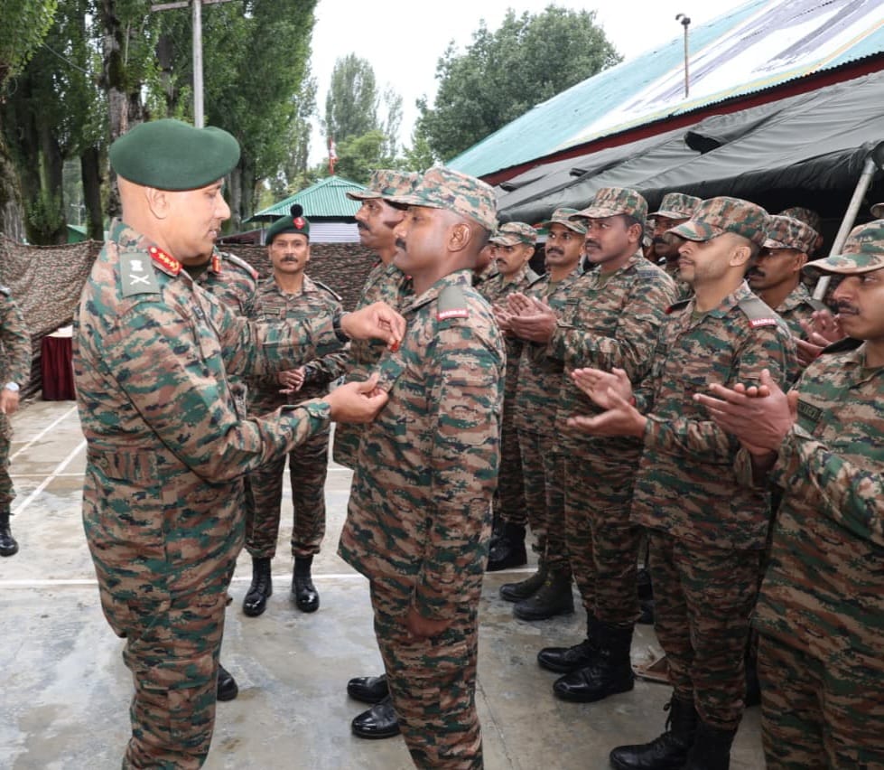 Lt Gen Pratik Sharma Evaluates Preparedness at JAK LI Centre in Srinagar