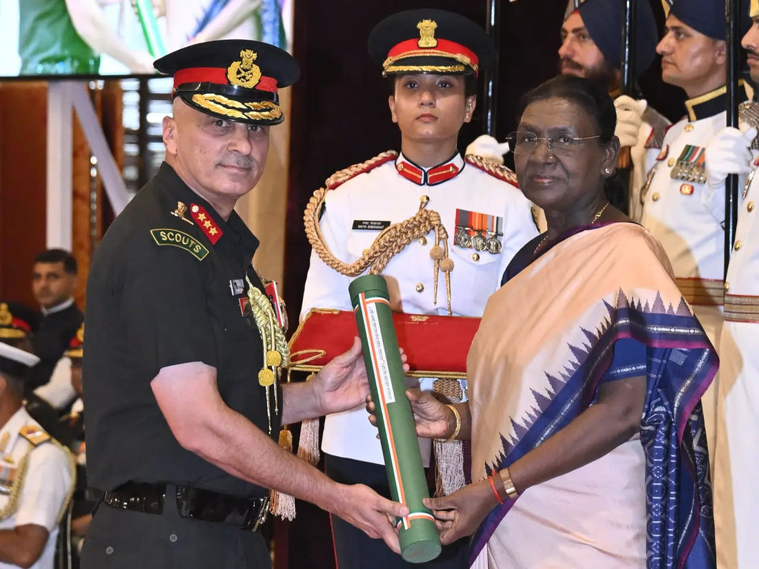 President Droupadi Murmu Presents Sarvottam Yudh Seva Medal to Lt Gen Rajiv Ghai for Distinguished Military Service