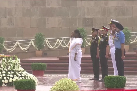 President Droupadi Murmu Honors Fallen Soldiers on 79th Independence Day at National War Memorial