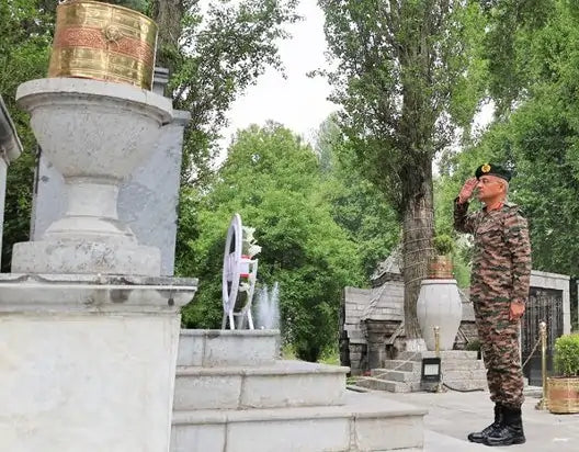 Lt Gen Srivastava Honors Fallen Soldiers at Chinar War Memorial During Command Handover