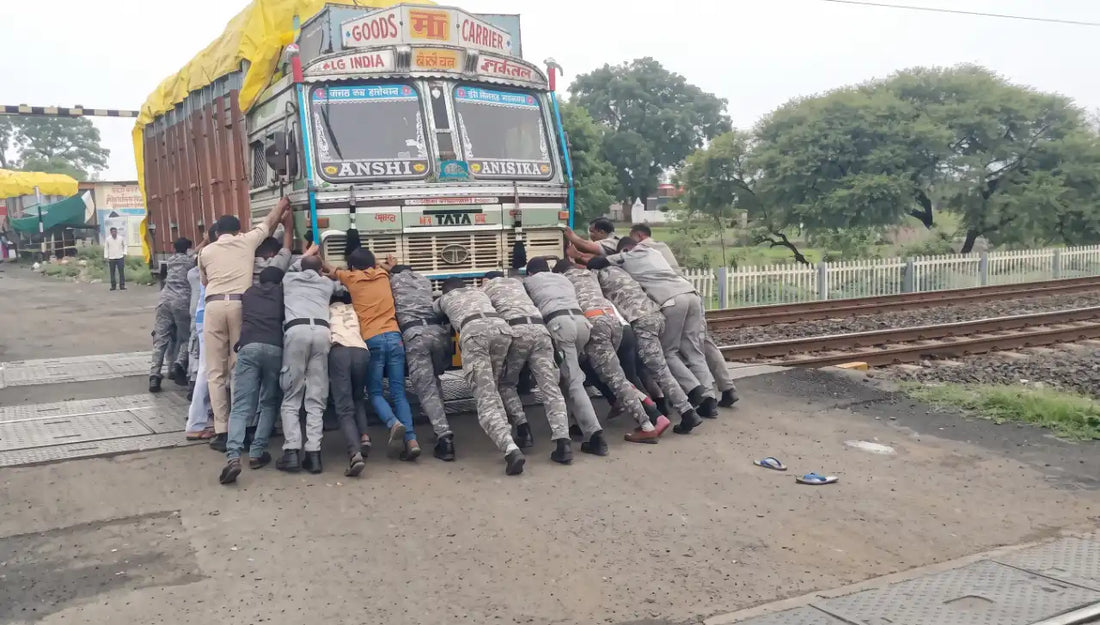 Madhya Pradesh Police QRF Clears Stalled Truck from Sagar Railway Tracks, Averts Accident