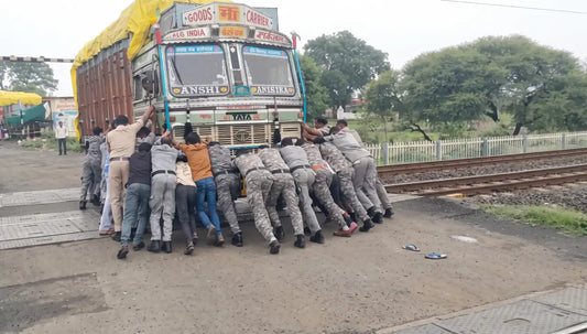 Madhya Pradesh Police QRF Clears Stalled Truck from Sagar Railway Tracks, Averts Accident