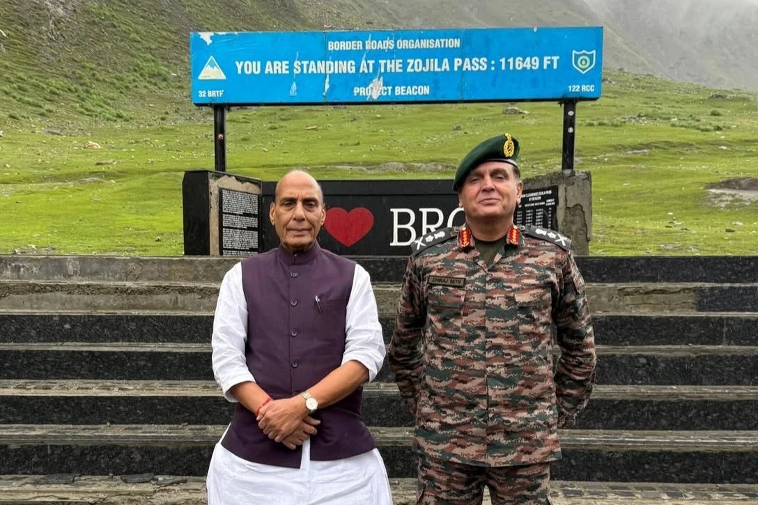 Defence Minister Rajnath Singh Engages with Soldiers at Zojila Pass During Visit for Kargil Vijay Diwas